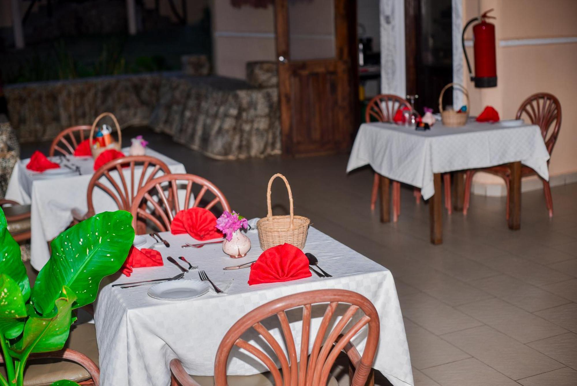 Coral Beach Resort Diani Beach Exterior foto